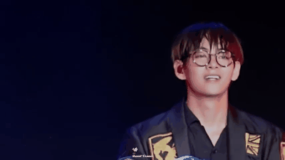 一个表情变化就让台下大声尖叫,笑容消失瞬间变表情