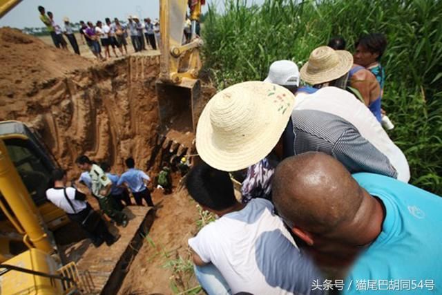 张狂盗墓贼，用挖掘机盗康熙第15子坟墓，墓室被打开后却后悔了