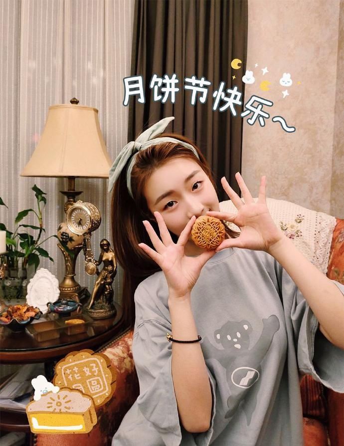 心动的信号3：女生集体晒节日照，女1在家啃月饼，女3瘦到犯规