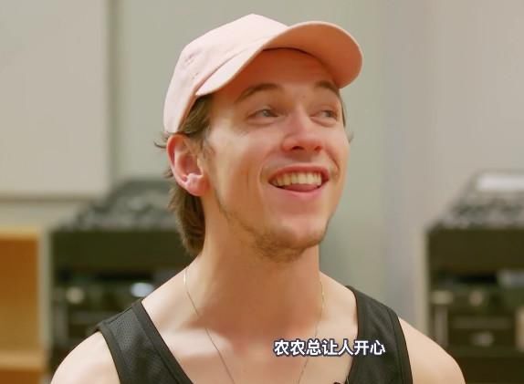 陈立农被NINE PERCENT的神走位绕晕,呆萌发