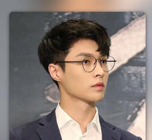 肖战张艺兴互关引热议，两人签名亮点十足，帅哥本质都一样