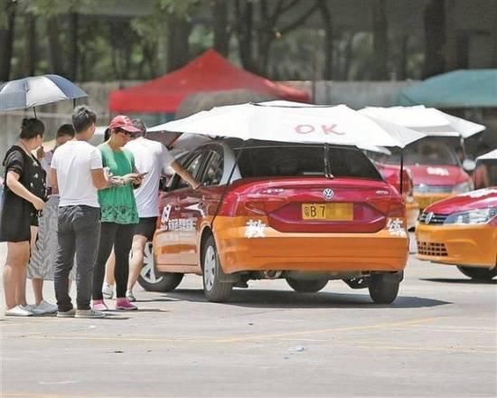 炎炎夏日该如何练车？深圳这家驾校给车装了把伞