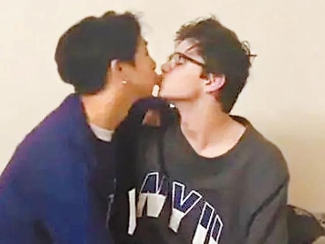 伊能静儿子与男生亲嘴,穿纱裙摆妩媚姿势,网友:父母都有责任