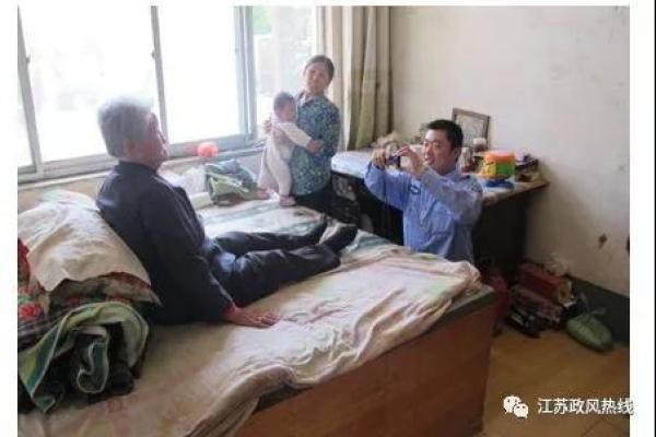 江苏南通老人补办身份证遇尴尬:剃光头或者染