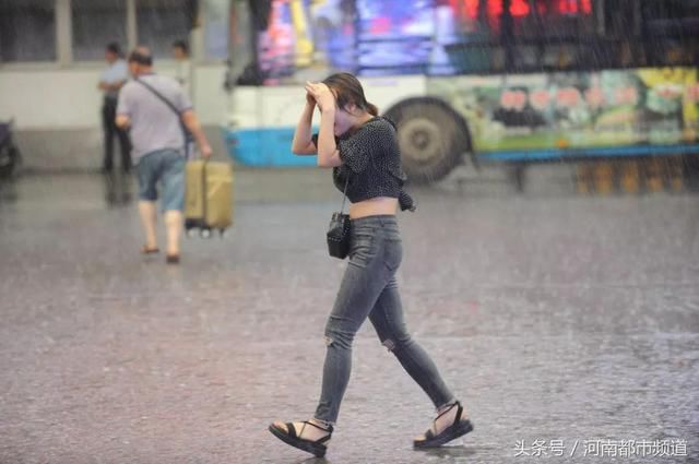 快跑！暴雨+雷电+狂风马上就到！河南气象台连发预警，好紧张！