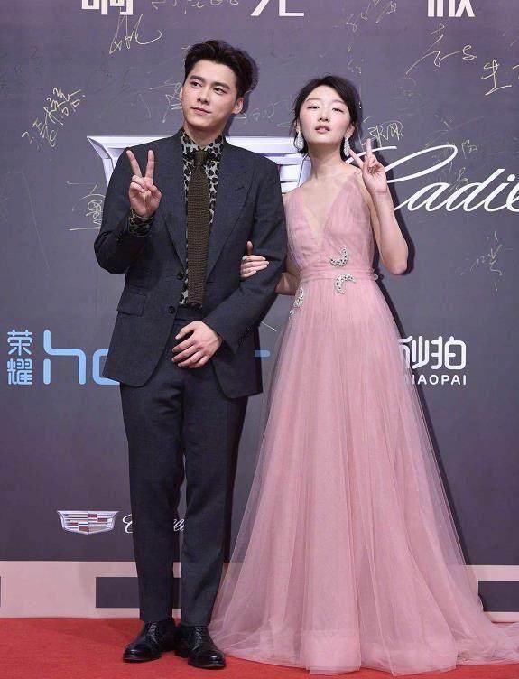 李易峰携手周冬雨现身微博之夜,互动逗乐一众