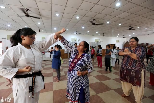 印度开办女子自卫术学校 免费传授踢裆捏蛋防身术