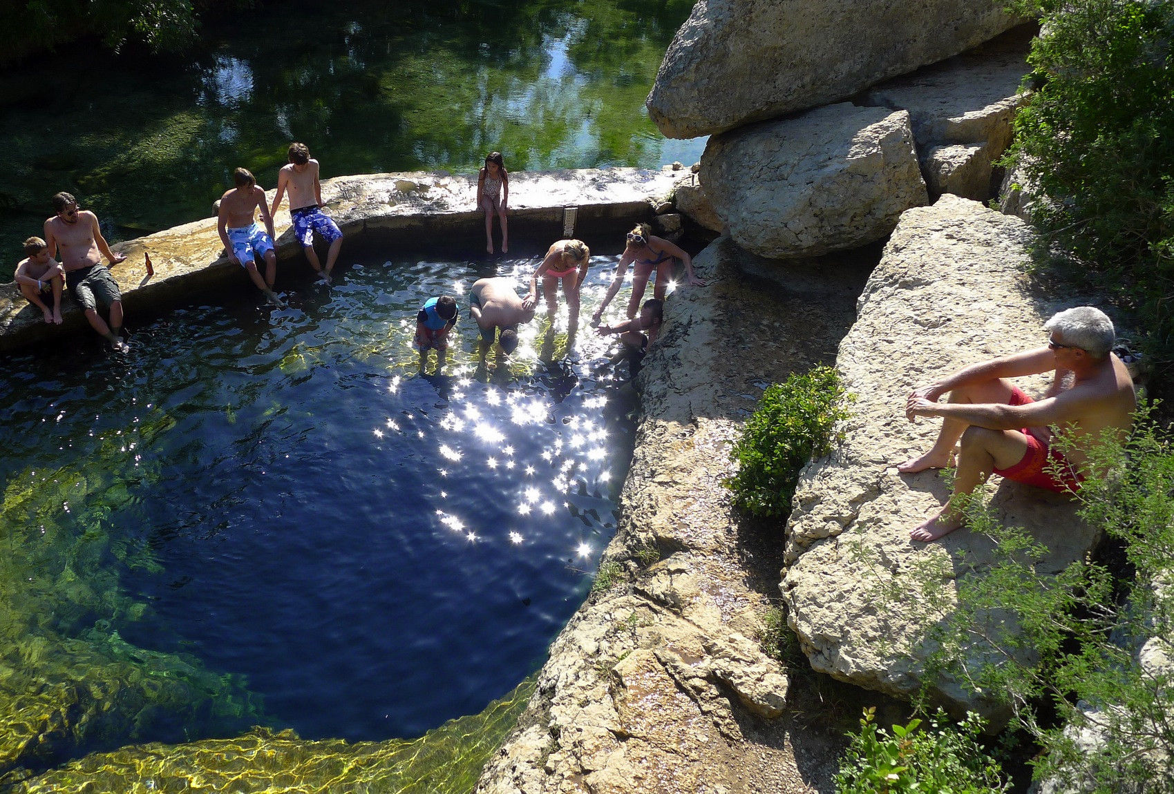 直击一个“杀人不见血”的水潭，但仍旧每年有不少人不顾生死来玩