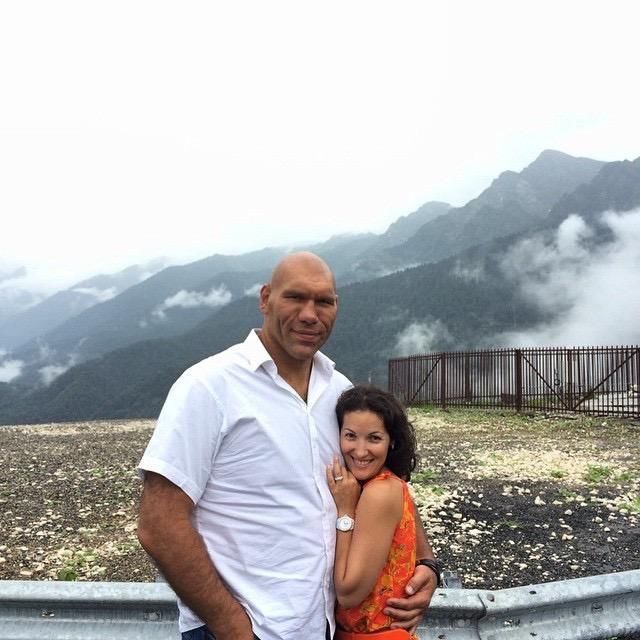 高2米14重300斤的拳王,却娶了位1米6的娇妻,合