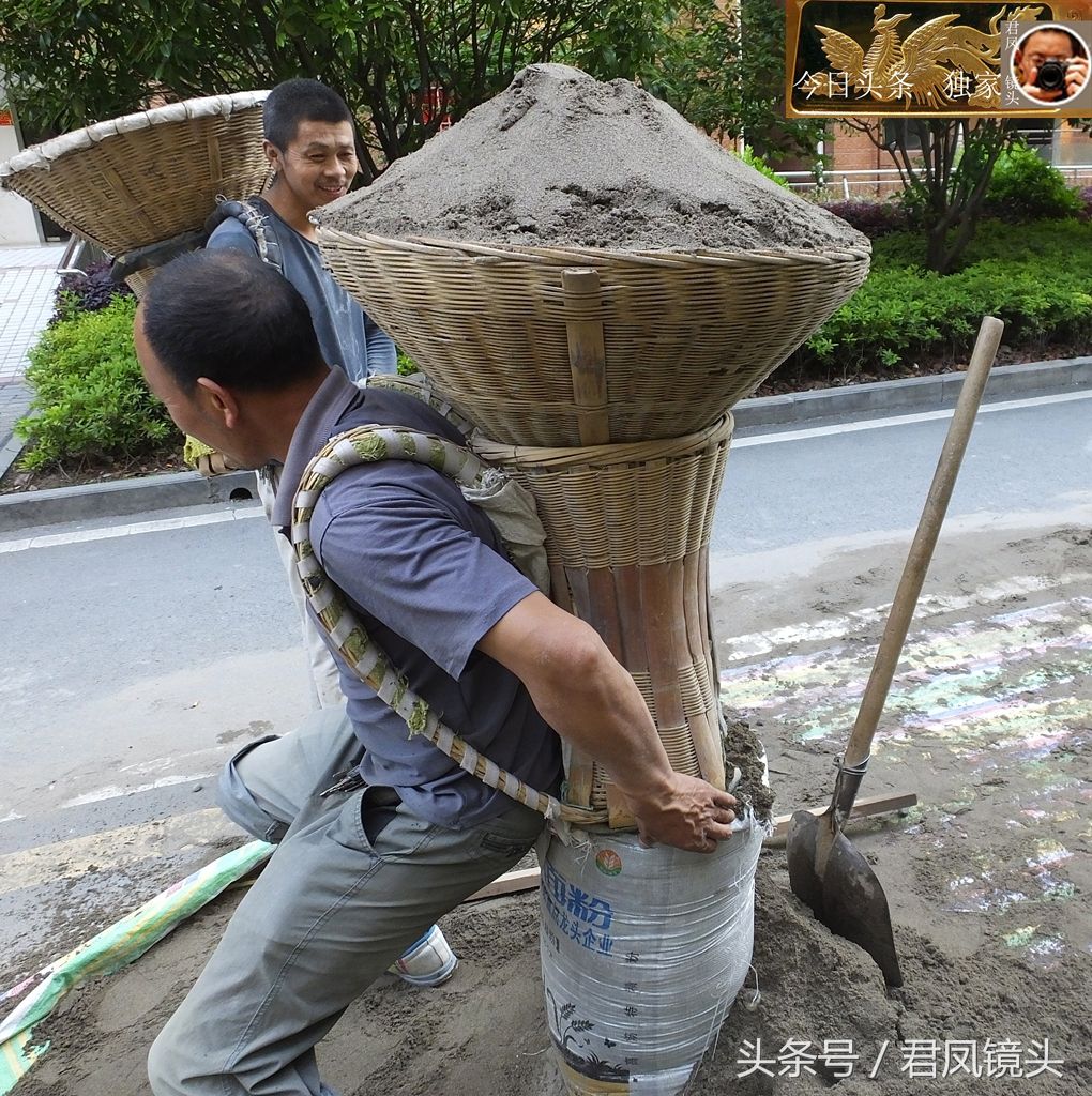 湖北宜昌:农民工用背篓背沙上楼,工资50元一吨