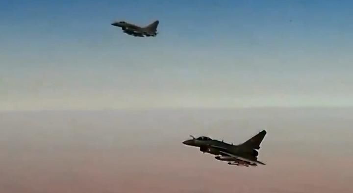 歼-10C罕见内部演训画面曝光:英语沟通 代号