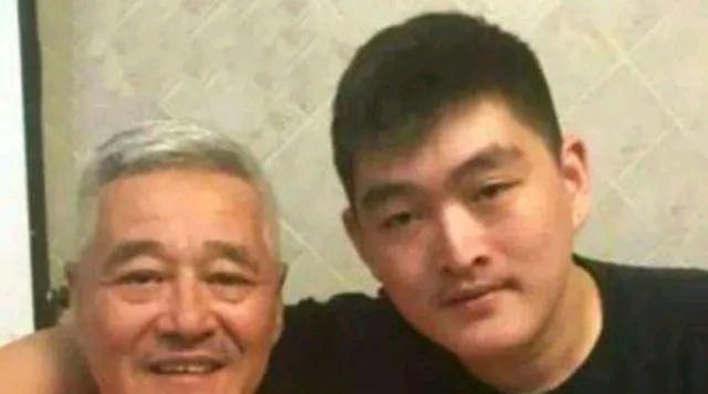赵本山儿子近照神似张翰，透露工资被怼后抱母撒娇，抗压力不如妹