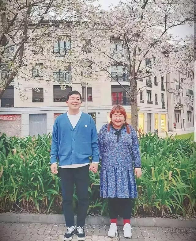 这个200斤姑娘嫁给8年初恋：婚姻幸不幸福，笑起来就知道了