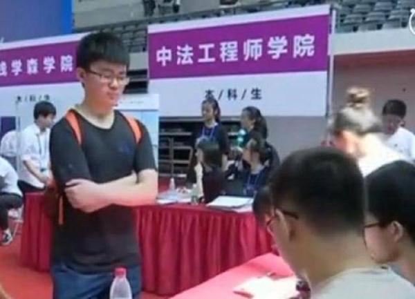 14岁少年考上研究生 自学成才一路开挂