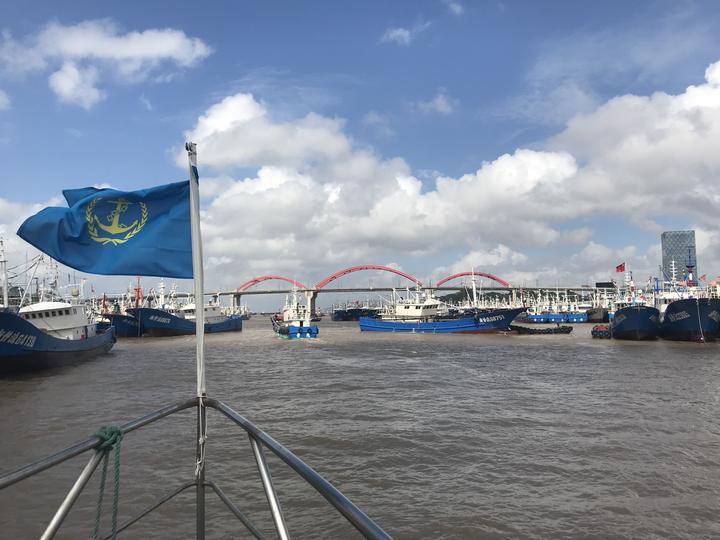 台风安比逼近 舟山海事登船检查无动力船舶防