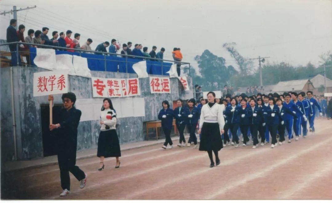 揭秘走红的朝鲜啦啦队:金正恩夫人李雪主曾系队员