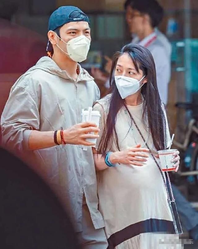 郭碧婷挺孕肚跟向佐现身老到认不出 网友：还没生就老成这样，生了不敢想