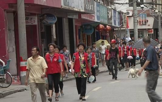 6岁女儿在街上被人抱走，三天后平安回家，开口话让母亲泪流满面