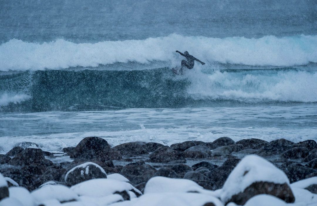 在白雪中伴着极光闪烁冲个浪，是种怎样的新奇体验？