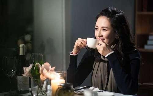 汪峰高调宣布40岁章子怡怀二胎?小腹凸起孕味