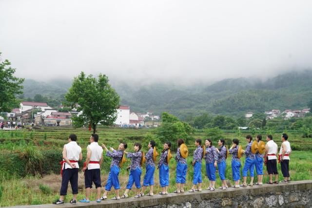 安徽大山深处的世外桃源，至今还保留着原始的牛耕模式