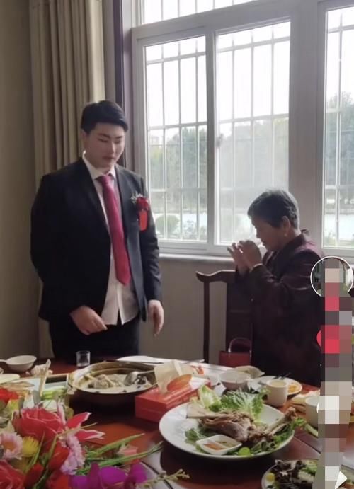 大衣哥朱之文儿子结婚，老家被围水泄不通，儿子敬酒略显不懂礼数