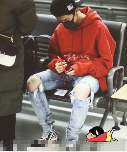易烊千玺机场穿棉袄,粉丝看到后深感欣慰,终于
