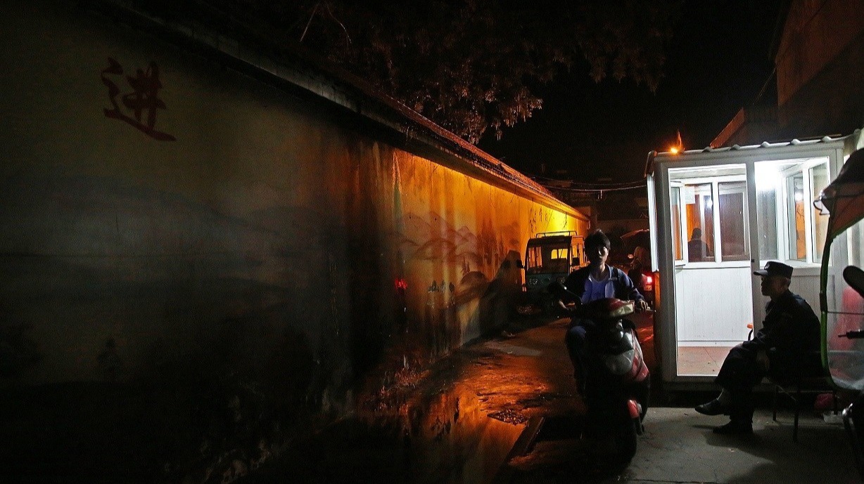 高考陪读家长焚香祈祷 神树 损伤严重