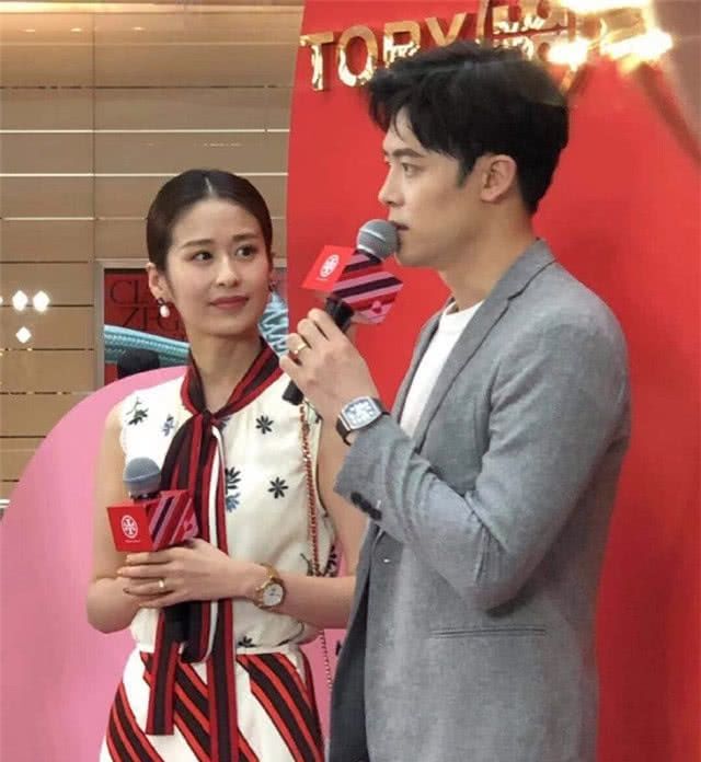 付辛博说话,颖儿成望夫石,两夫妻台上说悄悄话,颖儿表情很有趣 澳门bbin视讯平台