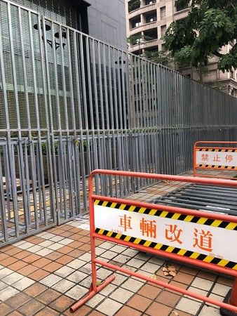 台\＂立法院\＂被尖刀铁刺\＂保护\＂遭讽:这就是\＂民主进步\＂