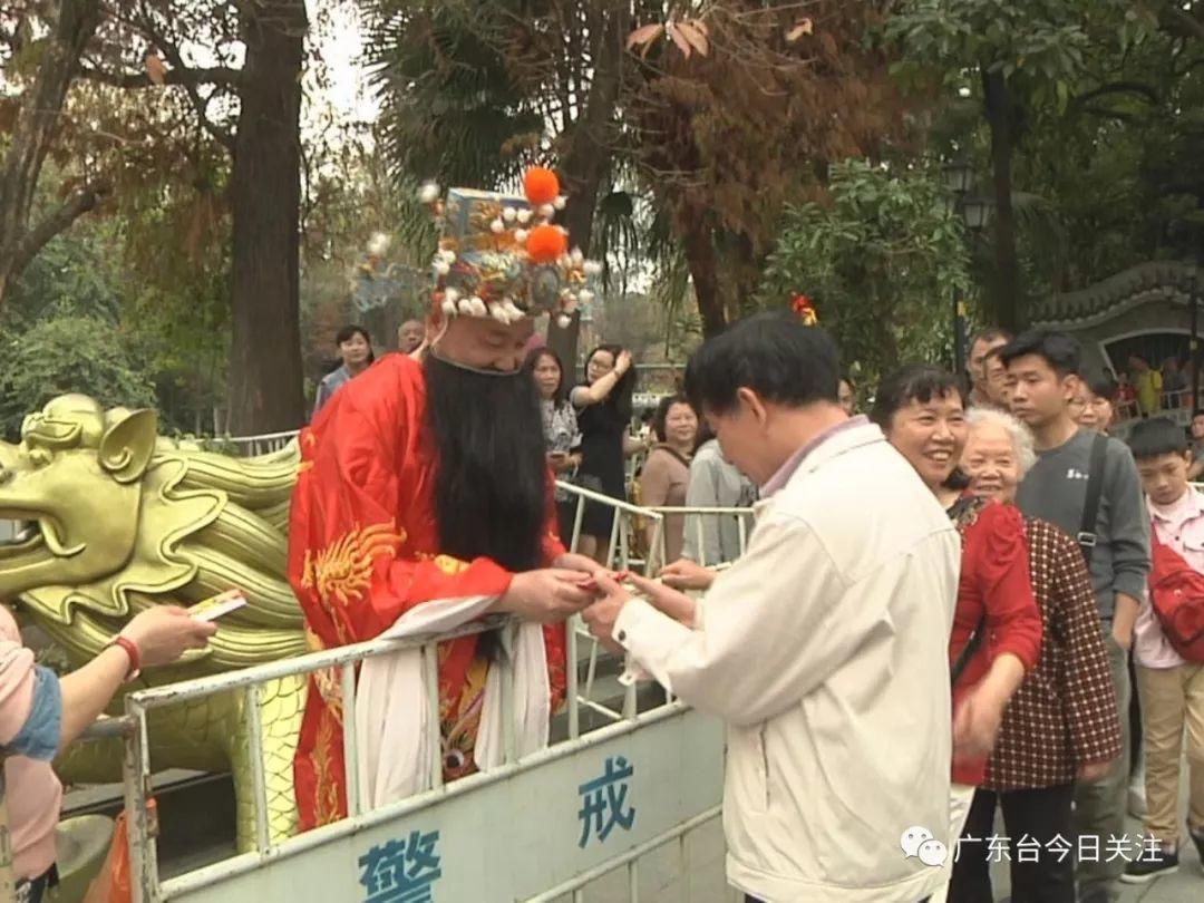 求“财”若渴！万人“逼爆”三元宫祈福接财神
