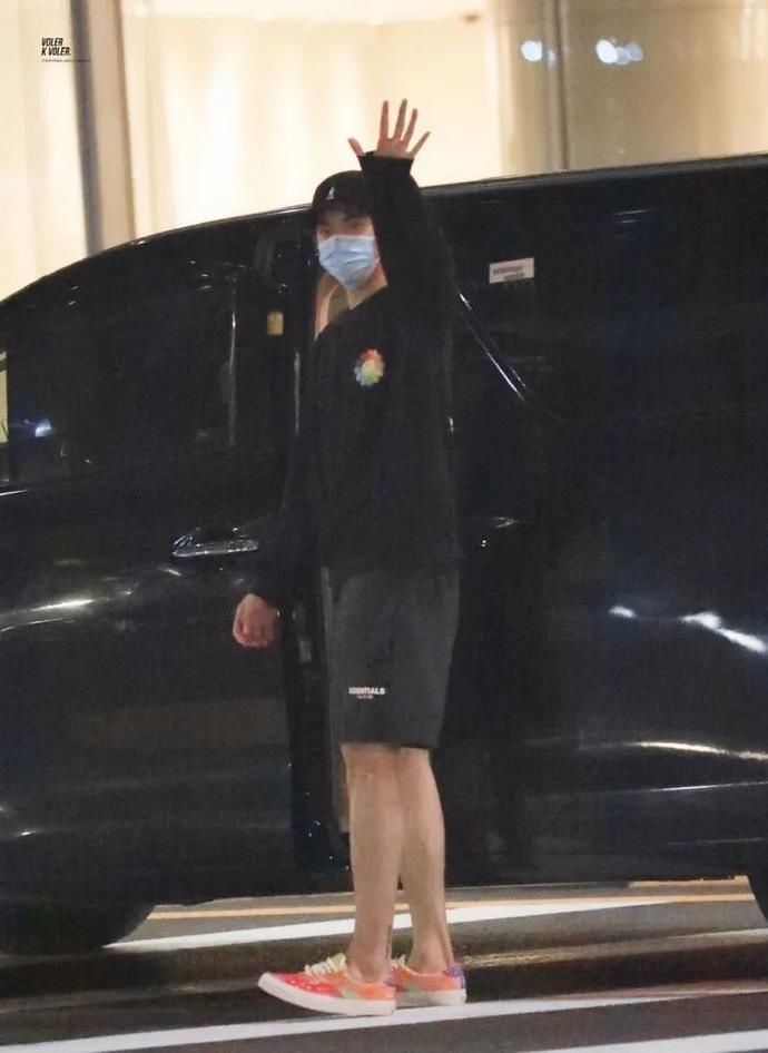 吴亦凡、热狗疯狂带货这双鞋！最快上脚女神，还是朴山多拉！