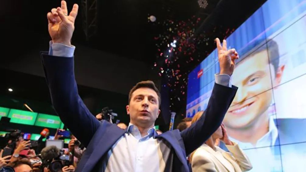 假戏成真,乌克兰大选结局神了!新总统刚上任就