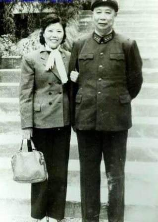 实拍现代国防奠基人陈士榘将军墓,两处墓地相