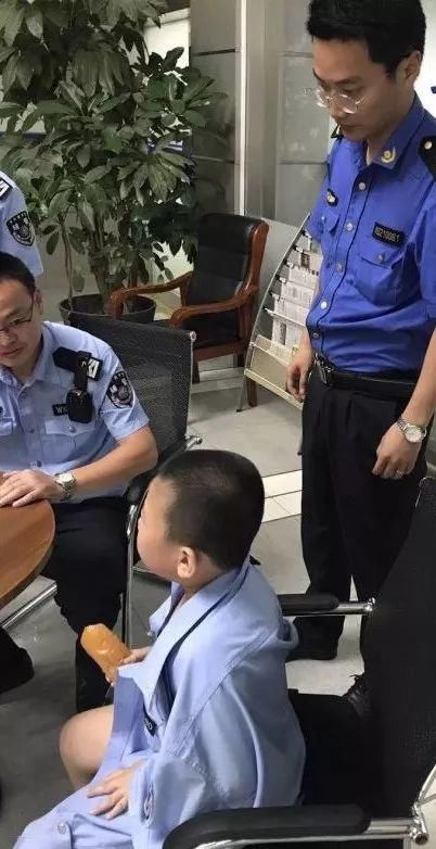 监护人在哪里? 江阴一小男孩全身赤裸站在马路