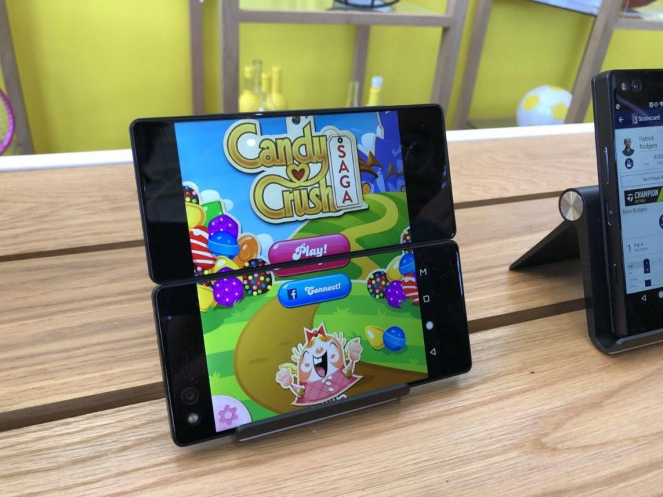 中兴5.2英寸折叠双屏手机真机上手:多种组合方