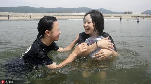 日本多个海滩核重开 民众无惧辐射戏水