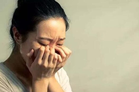 第一次跟老公回农村老家过年,我吃一口鱼,婆婆把我赶出家门