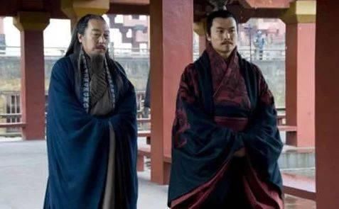 曹操死后,曹丕为什么要斩杀刘备遣去吊丧的?