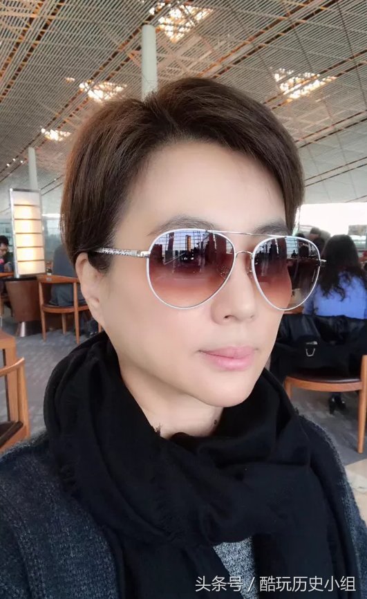 54岁的甜歌皇后美丽依旧,嫁外籍丈夫生混血儿