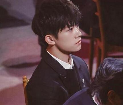 易烊千玺花式怼粉丝,抵制妈粉不做儿子,胖虎