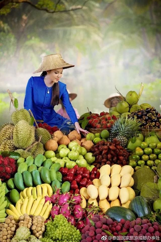 泰国风光最具特色的是水上市场 不买东西光看热闹也有意思