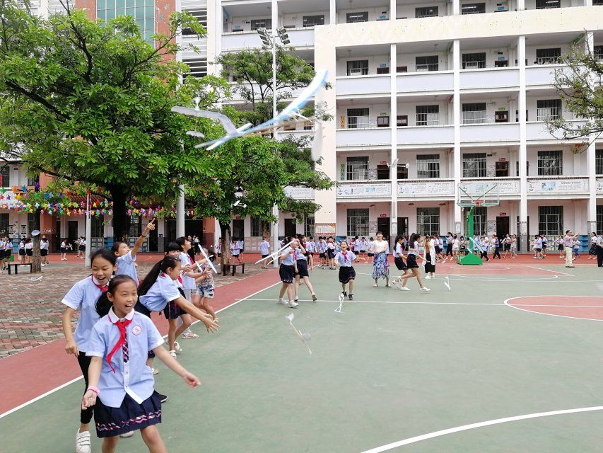 田阳县第一小学点燃孩子的航天梦