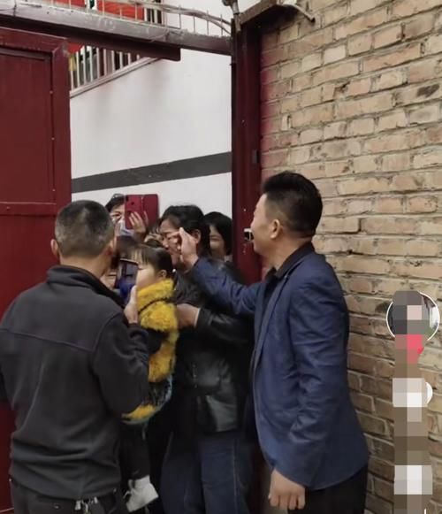 大衣哥朱之文儿子结婚，老家被围水泄不通，儿子敬酒略显不懂礼数