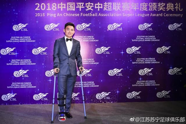中超最佳新人拄拐参与颁奖典礼,黄紫昌还能赶