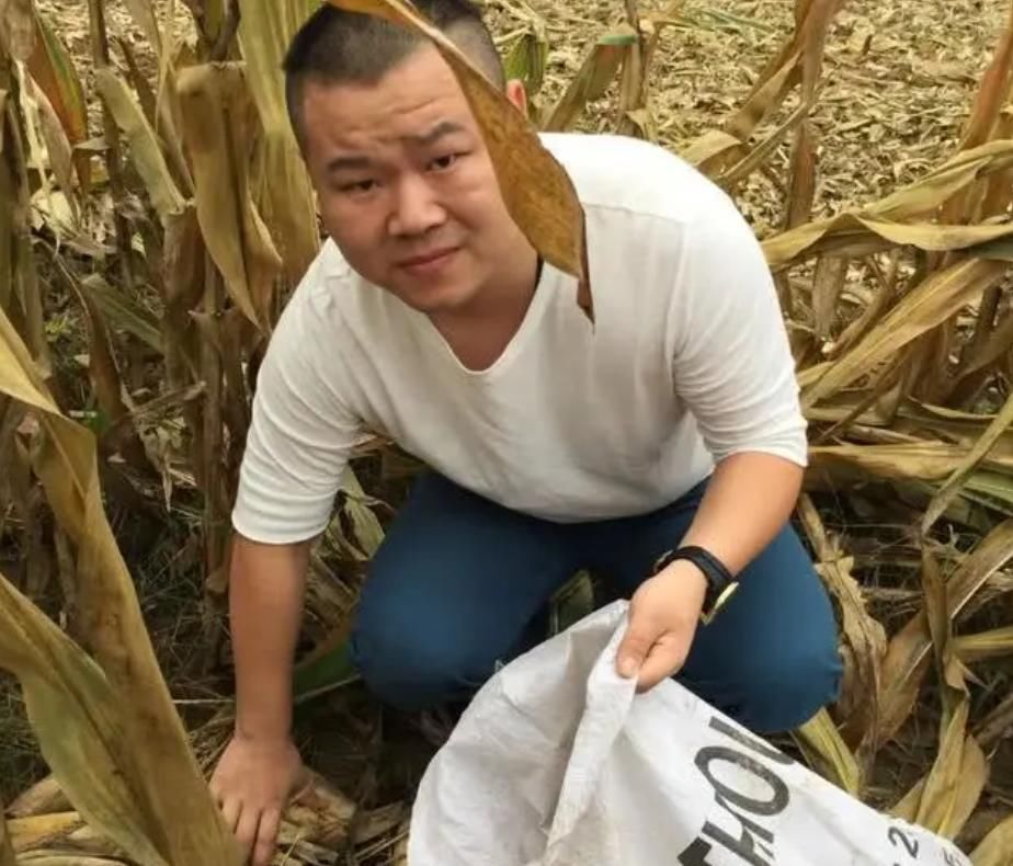 他是岳云鹏弟弟，在哥哥出名后，仍然选择在家种地照顾父母