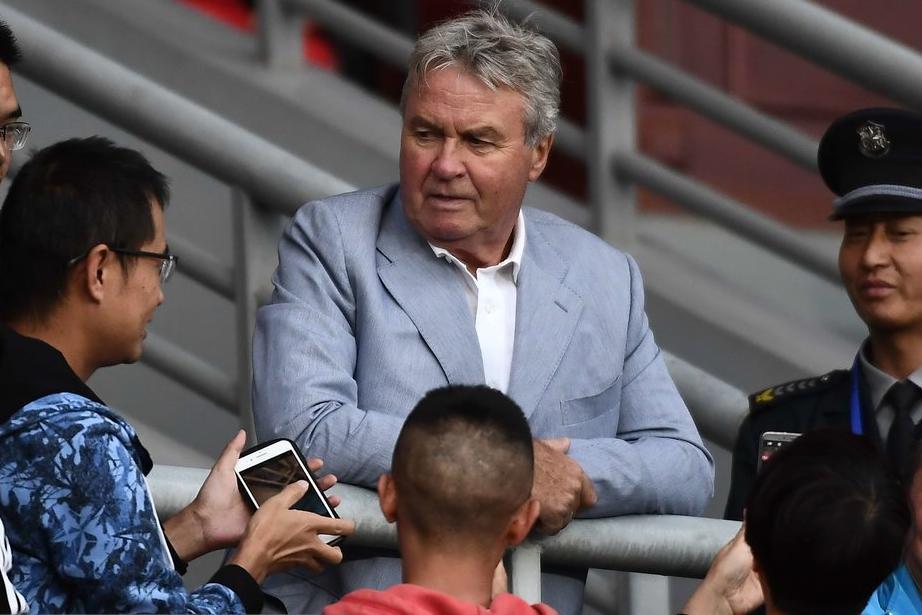 高清图:希丁克观战U21国足 与球迷自拍不亦乐