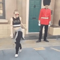 丝袜GIF:妹子出门太急了,爆笑穿成这图片,就不污的QQ表情样子图片