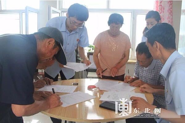 98岁老人起诉子女赡养问题 法院上门开庭儿女