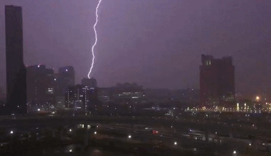 日本东京暴雨电闪雷鸣 气象厅发布避难警告
